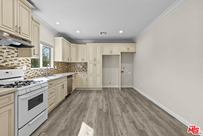 Foto del edificio - 6715 Cedros Ave