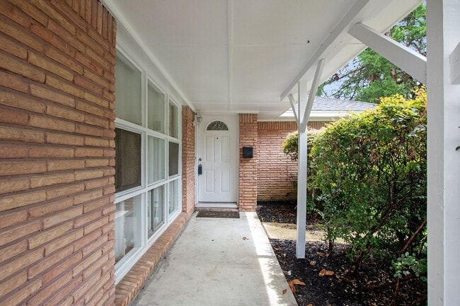 Foto del edificio - 10518 Mayfield Rd