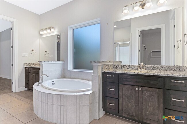 Building Photo - 620 Carriage House