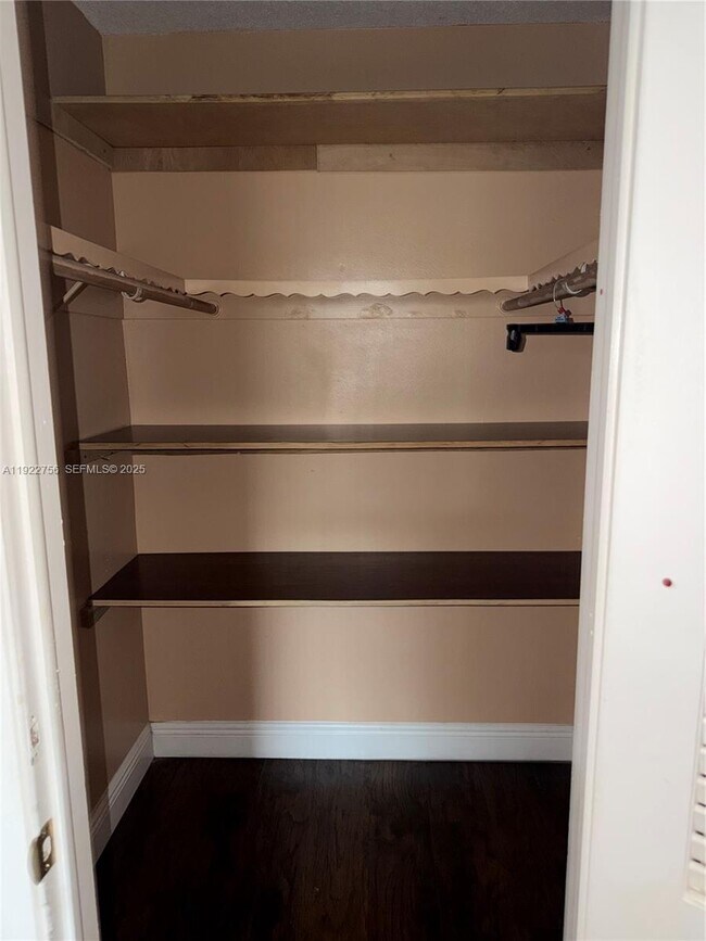 Foto del edificio - 4042 NW 19th St