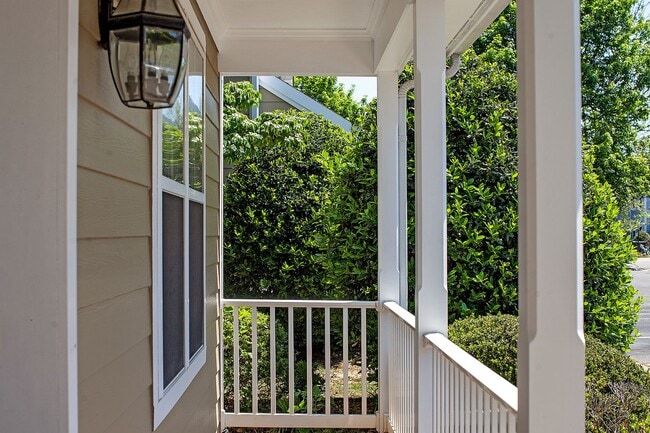Building Photo - Move-in Ready End-Unit Townhome Near Crozet Park - Bring Your Pet!