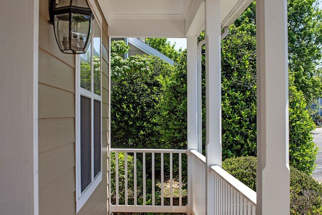 Foto del edificio - Move-in Ready End-Unit Townhome Near Crozet Park - Bring Your Pet!