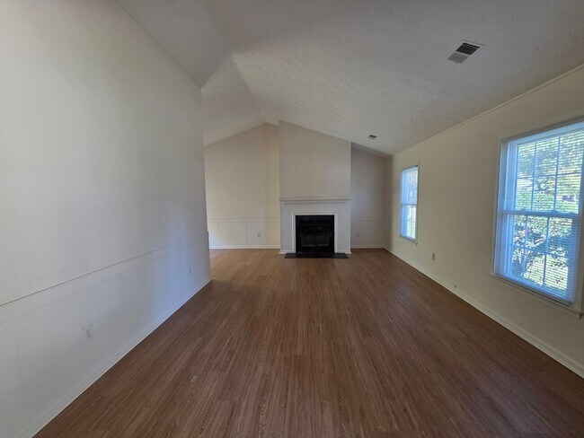 Building Photo - Move In Ready 3 Bedroom Ranch!