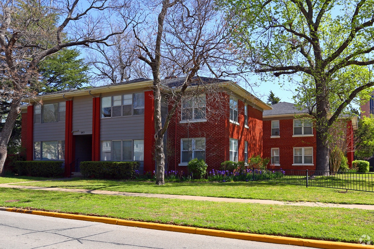Primary Photo - 643 Chautauqua Ave