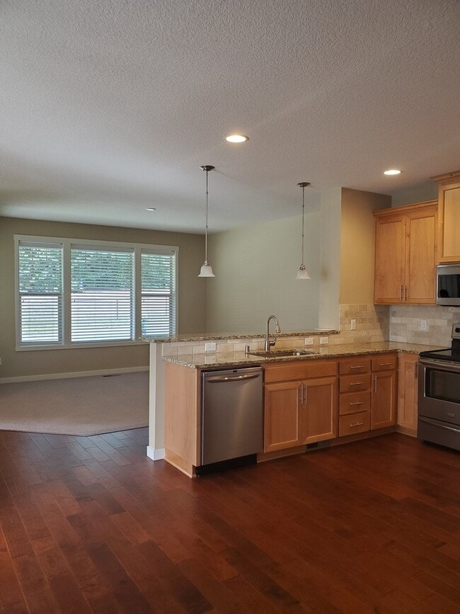 Building Photo - Beautiful townhome in perfect location!