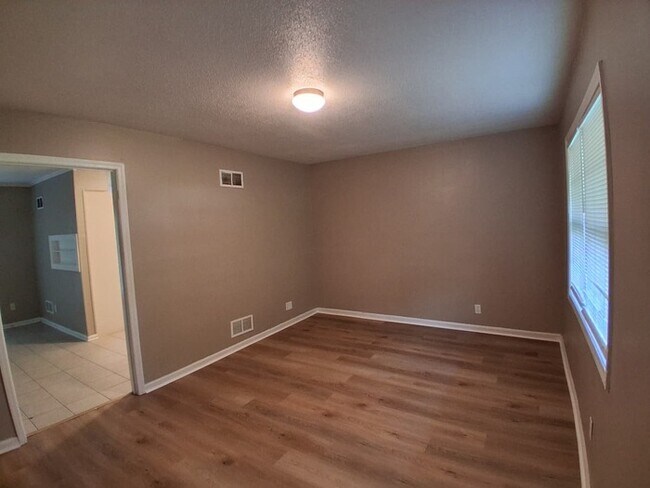 Building Photo - Large Home For Rent!