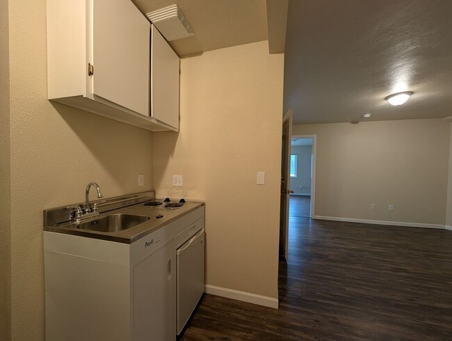 Building Photo - Nice 1bdrm/1bath apartment close to shopping and restaurants!