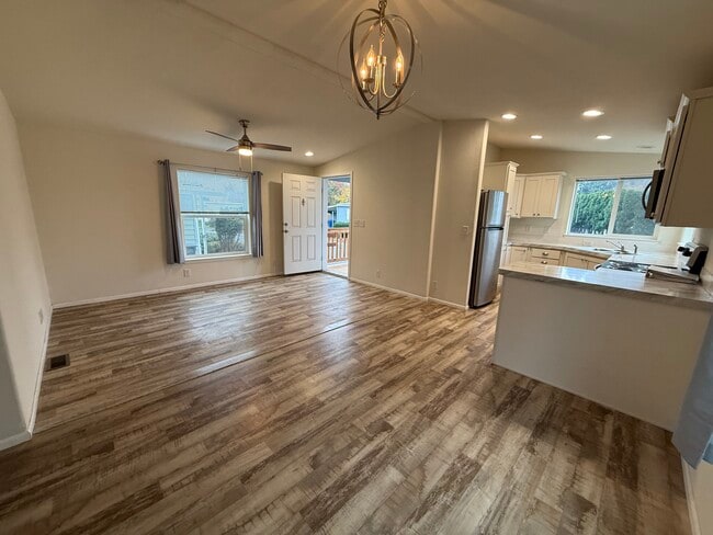 Foto del edificio - 165 Broadmore Ave NE