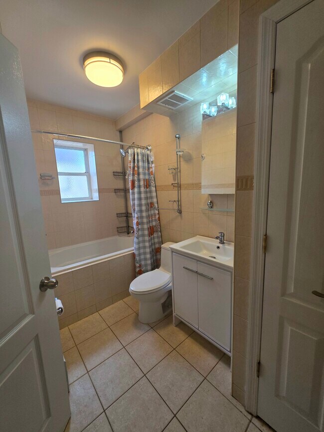 Foto del edificio - 1552 E 14th St