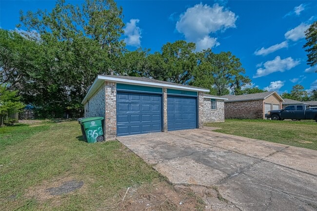 Building Photo - 8623 Valley Forest Dr