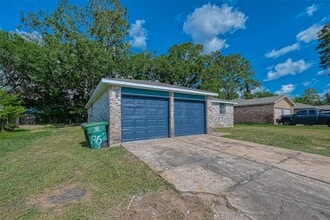 Building Photo - 8623 Valley Forest Dr