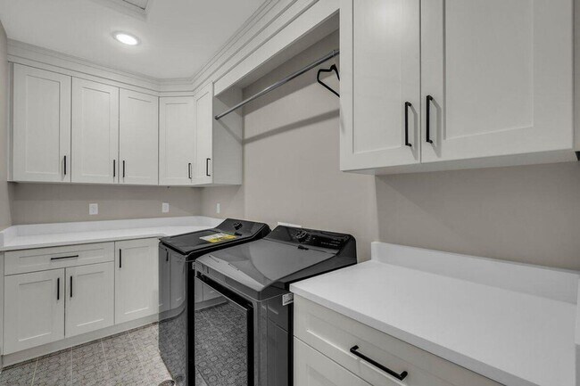 Foto del edificio - Custom 6 Bedroom Home in Great Location.