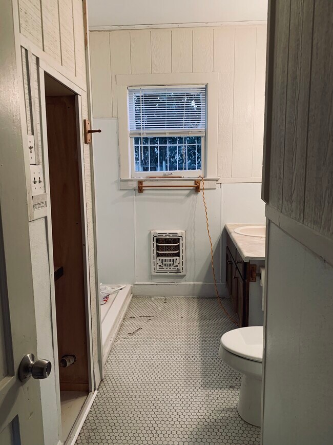 Baño grande - 1041 W Kings Hwy