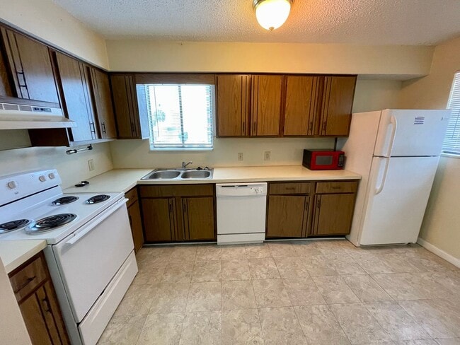 Building Photo - Beautiful 2/1 condo with 2 car garage for ...