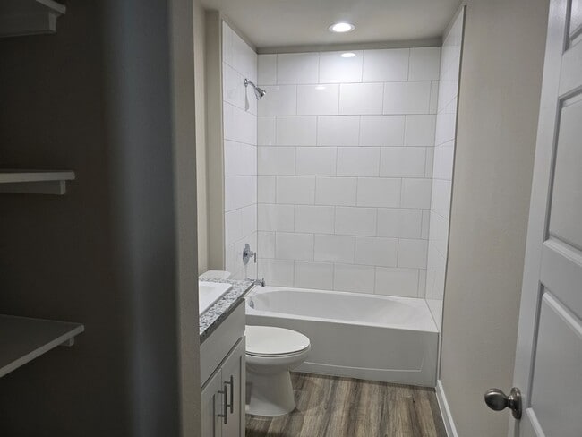 Foto del edificio - 7711 Brown Bark Rd