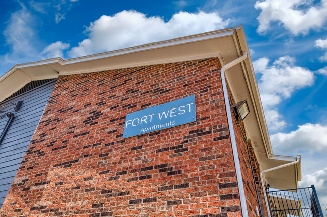 Welcome to Fort West. Conveniently located minutes from I30 and 820. - Fort West Apartments