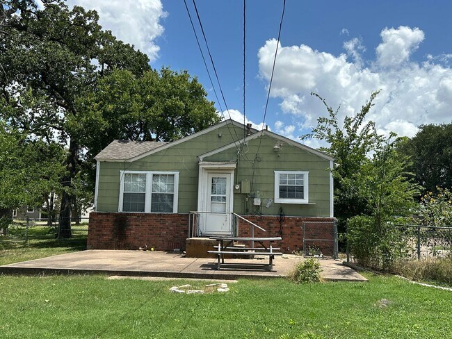 Foto del edificio - Bryan - 2 bedroom / 1 bath house / back & ...