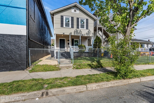 Building Photo - 303 Comstock St