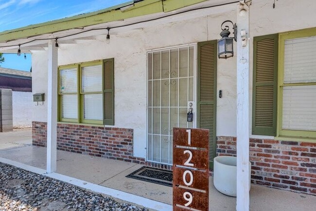 Building Photo - Charming home located in a highly convenient central Phoenix area
