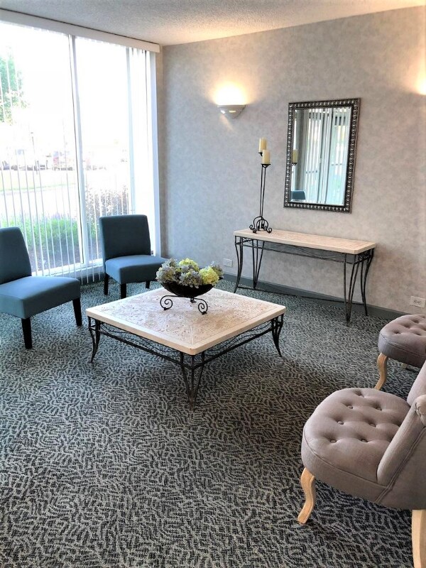 Foto del edificio - 8809 W Golf Rd