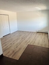 Building Photo - 215 River View Dr