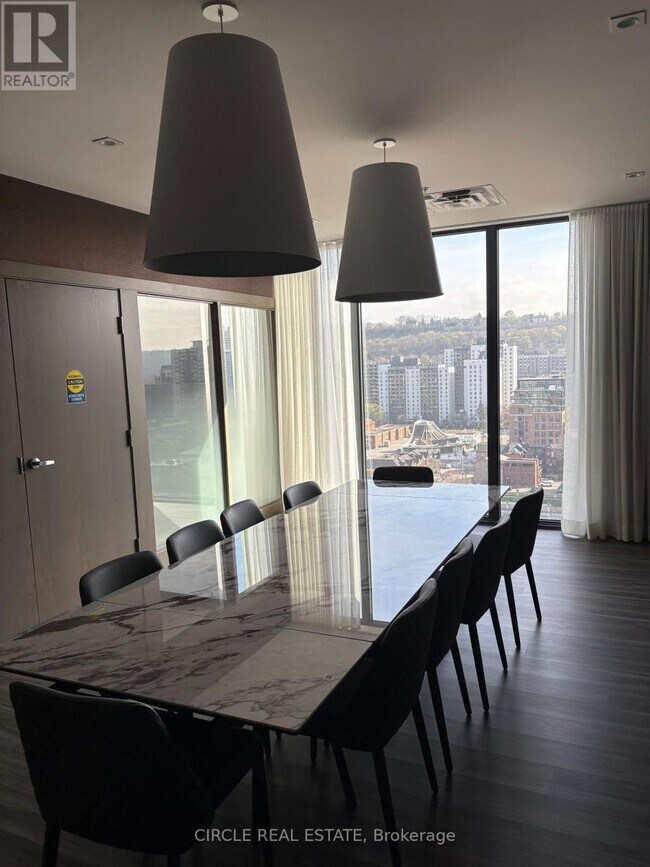 Photo du bâtiment - 75 James St S