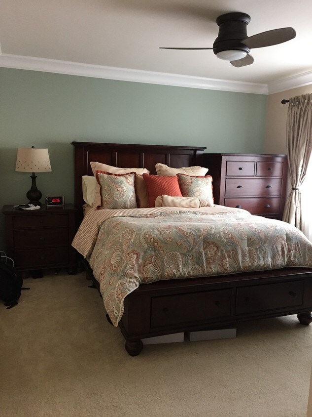Large bedroom with mirrored warddrobe doors - 840 Turquoise St