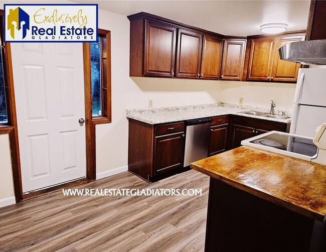 Building Photo - Pet Friendly Fresh 3 bed 2 bath with fully fenced yard