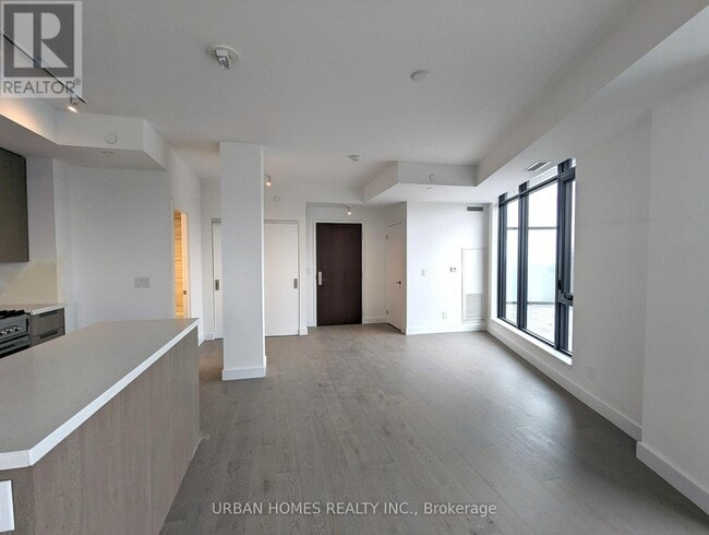 Building Photo - 160 Kingsway Crescent