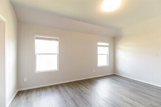Building Photo - 2528 Shad Dr