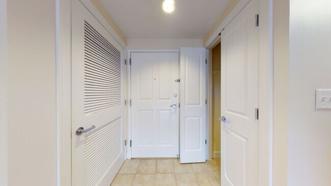 Foto del edificio - Chinatown 2 Bedroom 2 Bathroom In Amazing Centralized Building-Amenities Galore! Pets Welcomed!