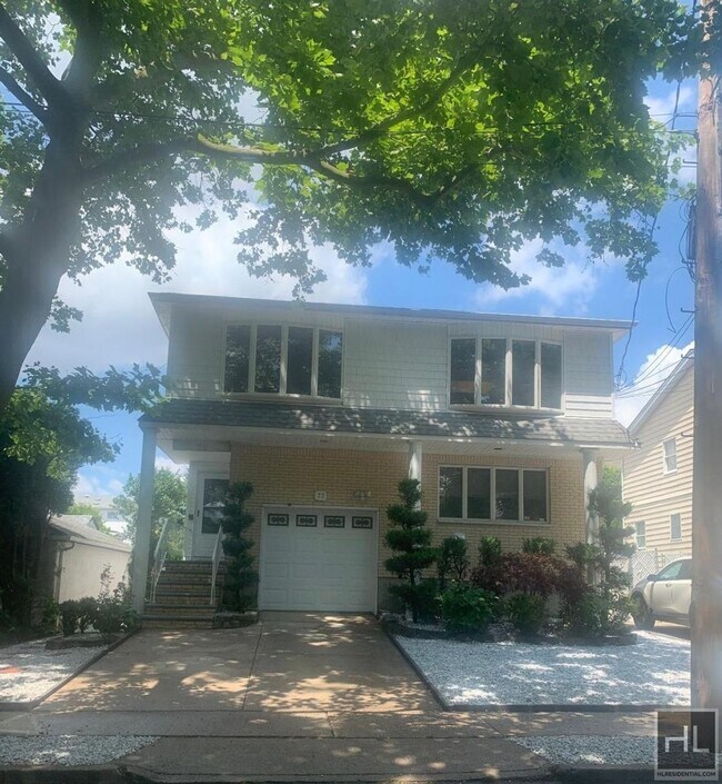 Building Photo - 3 bedroom, 2 bath on REMSEN STREET