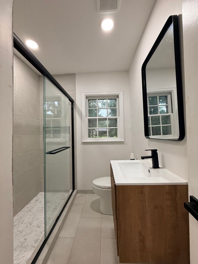 Building Photo - 3556 N Wareingwood Dr