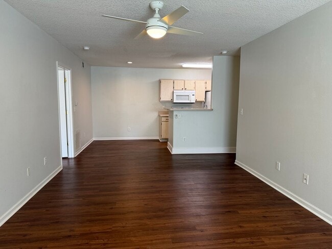 Building Photo - Updated Apartment in Plantation Point