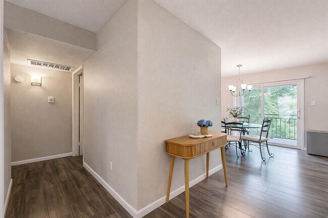 Foto del edificio - 4159 Steck Ave