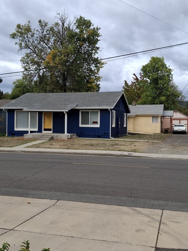 Building Photo - 914 SW Rogue River Ave