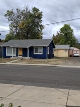 Building Photo - 914 SW Rogue River Ave