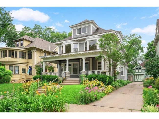 Foto del edificio - 2428 Colfax Ave South