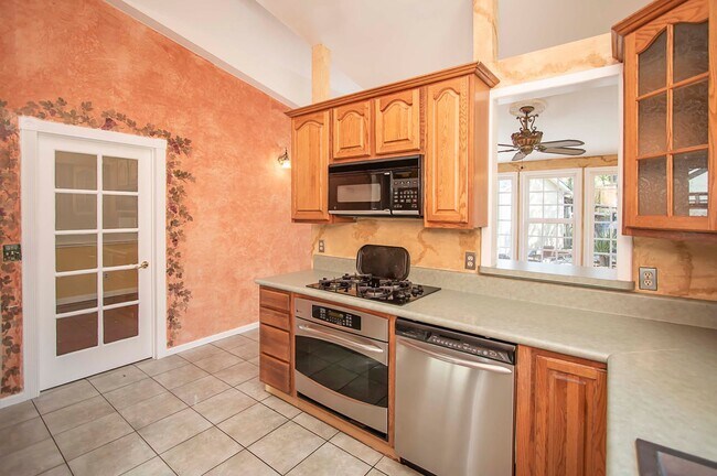 Building Photo - 3 Bedroom - 1 Bath Walk to Town Location