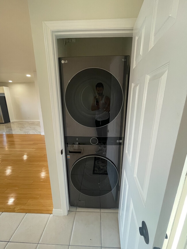 Washer Drier - 5300 Fairview Blvd