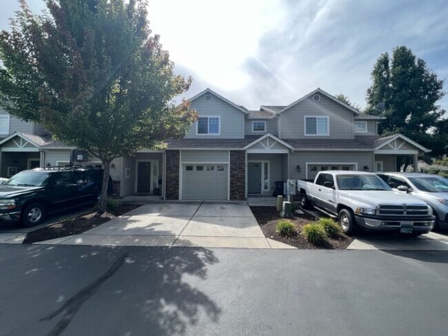 Foto del edificio - 3 BEDROOM TOWNHOME/ FENCED YARD/ ATTACHED GARAGE