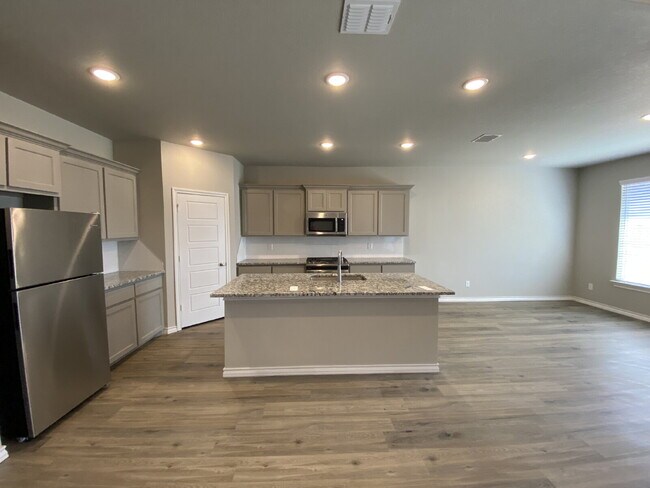 Building Photo - Large 4/2 in Wolfforth!!