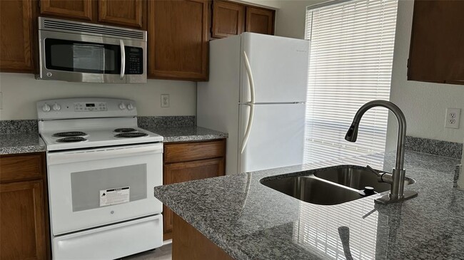 Building Photo - 3900 Woodchase Dr