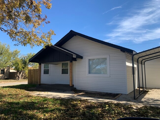 Building Photo - 2101 Poplar St