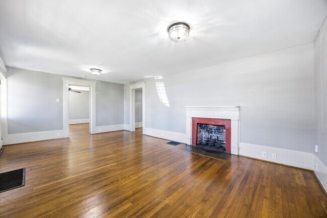 Building Photo - 209 W Shadburn Ave