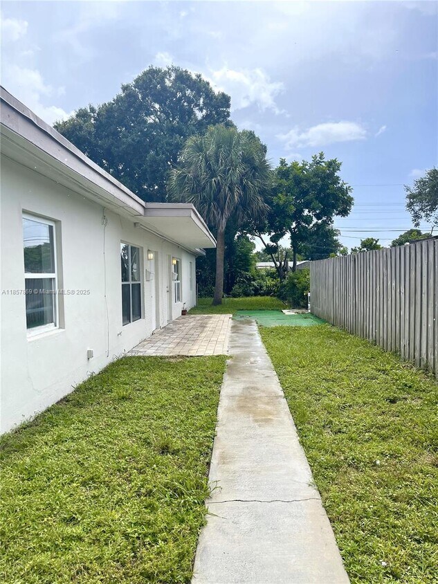 Primary Photo - 1004 SW 24th Ave