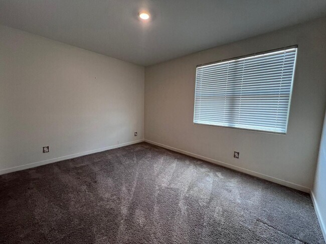 Foto del edificio - 1152 E Newland Dr