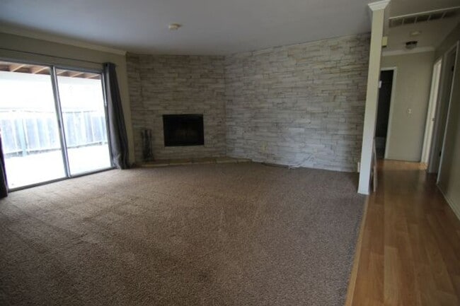 Building Photo - 3 Bedroom, 2 Bath, 2 car garage