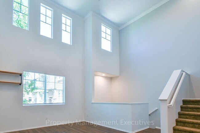 Foto del edificio - Beautiful 4 Bed, 3.5 Bath Townhouse