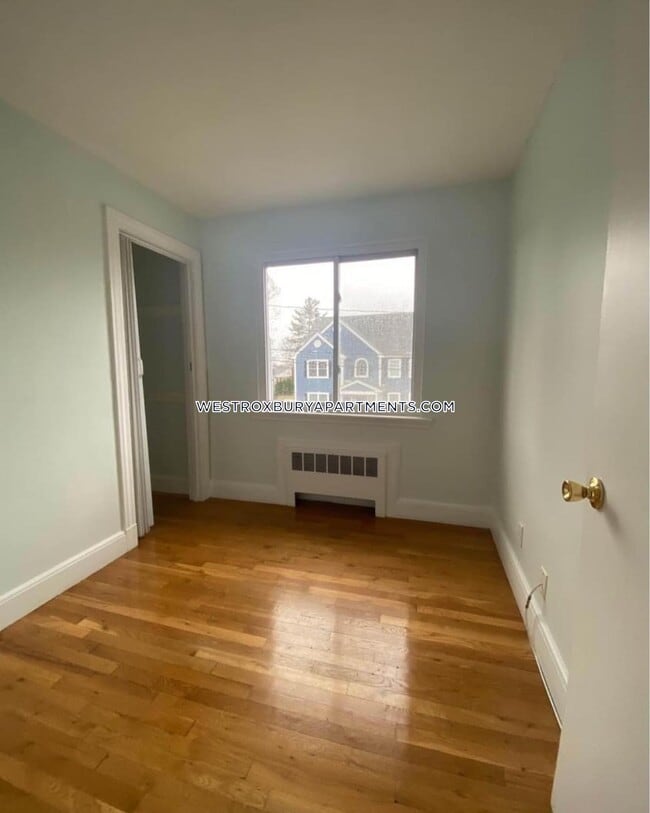 Building Photo - 24 Sparrow St